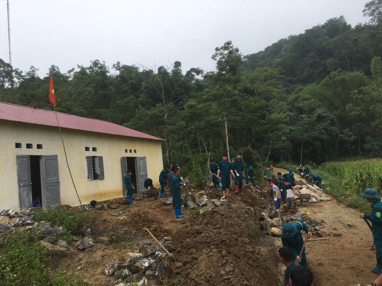 Dân quân tham gia công tác dân vận tại Nhà văn hóa thôn Khau Ngòa